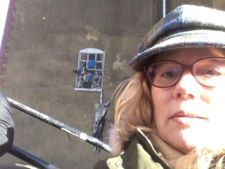 Admirando el Well-Hung Lover del inesperado Banksy, Bristol, UK 2018