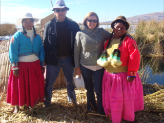 Con mi marido en la Isla de los Uros, Lago Titicaca, Perú 2009.
