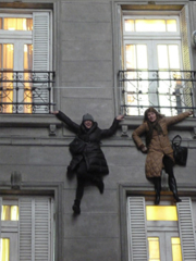 Las López a punto de montar sus escobas voladoras, Usina del Arte, Buenos Aires, 2013.